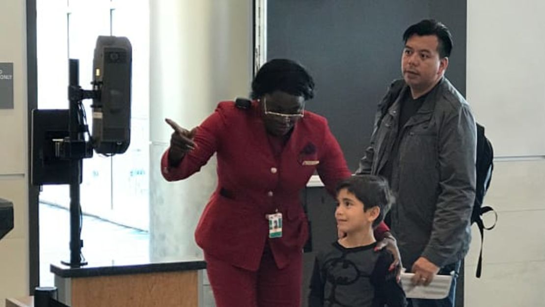 Los pasajeros usan una pantalla de reconocimiento facial para verificar sus identidades antes de abordar un vuelo de Delta Air Lines desde Atlanta a Ciudad de México.