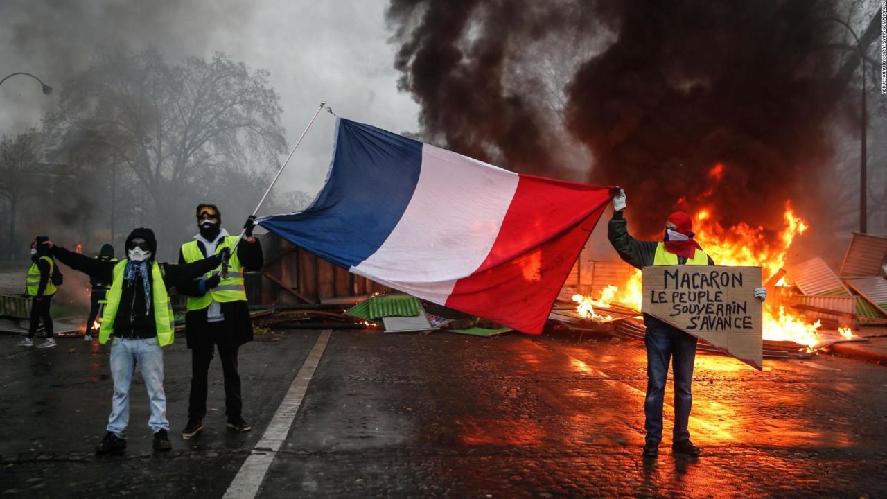 CNNE 593759 - #minutocnn- francia suspende aumento de precios del combustible tras protestas