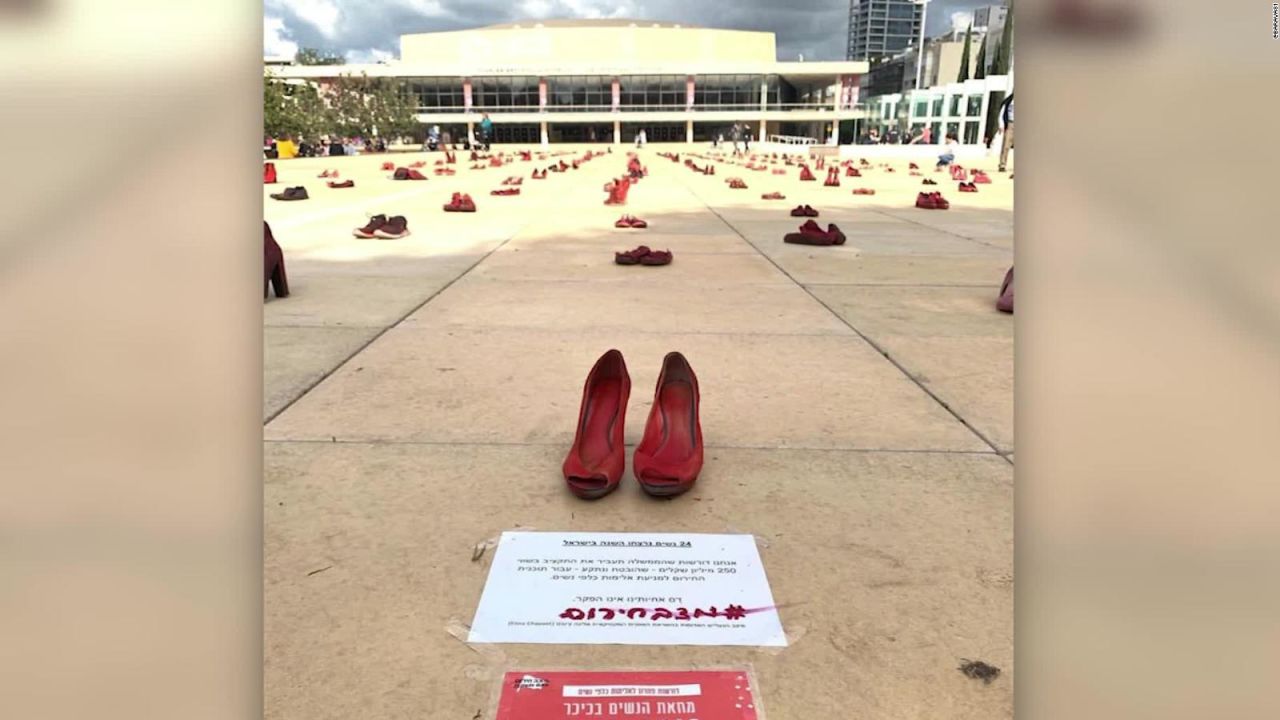 CNNE 593815 - zapatos rojos contra el feminicidio