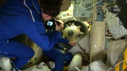 CNNE 593825 - nave rusa soyuz llega a la estacion espacial internacional