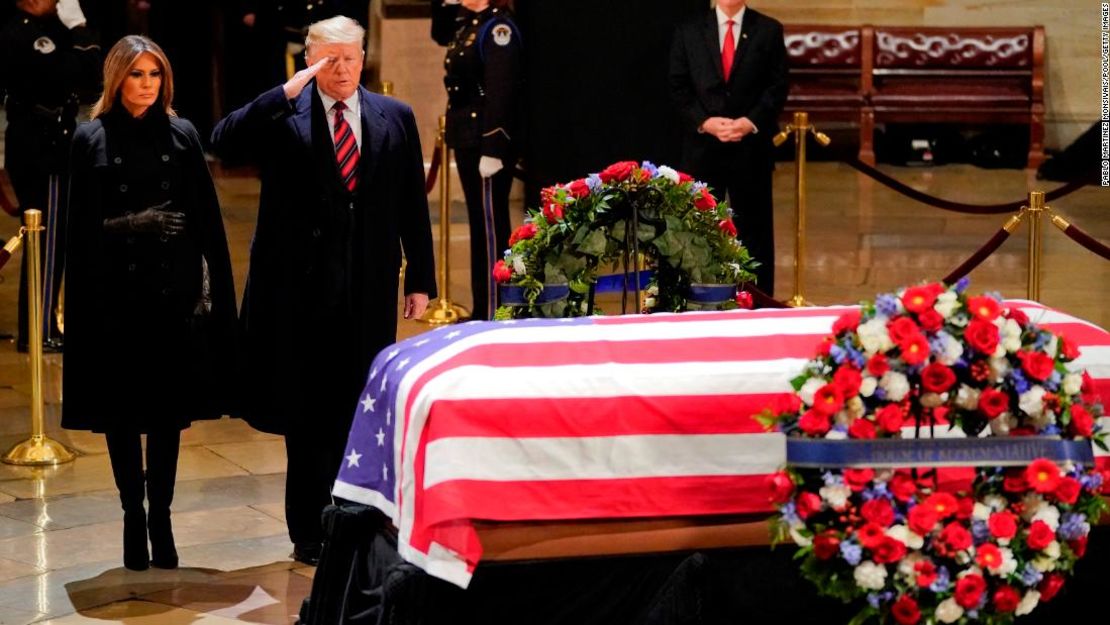 El presidente Donald Trump y la primera dama Melania Trump frente al ataúd del presidente George Bush en la Rotonda del Capitolio, el 3 de diciembre de 2018.