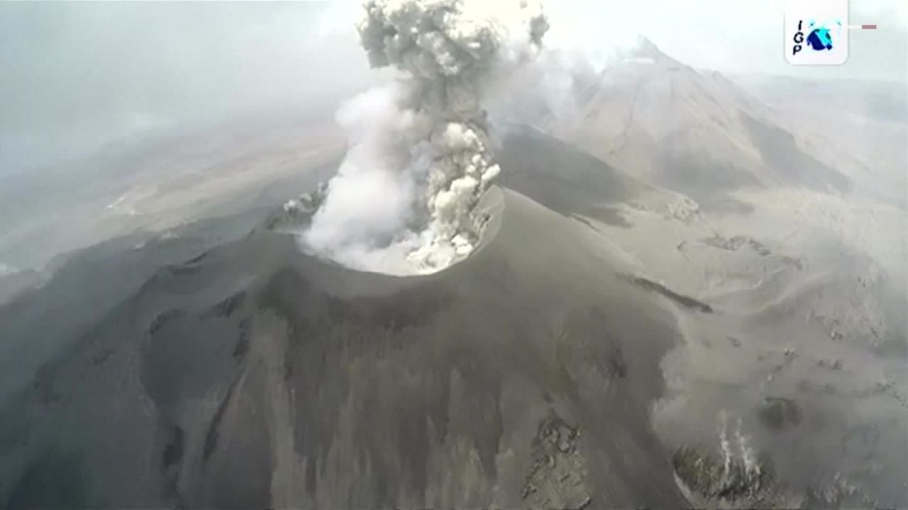 CNNE 594126 - asi hace erupcion el volcan sabancaya en peru