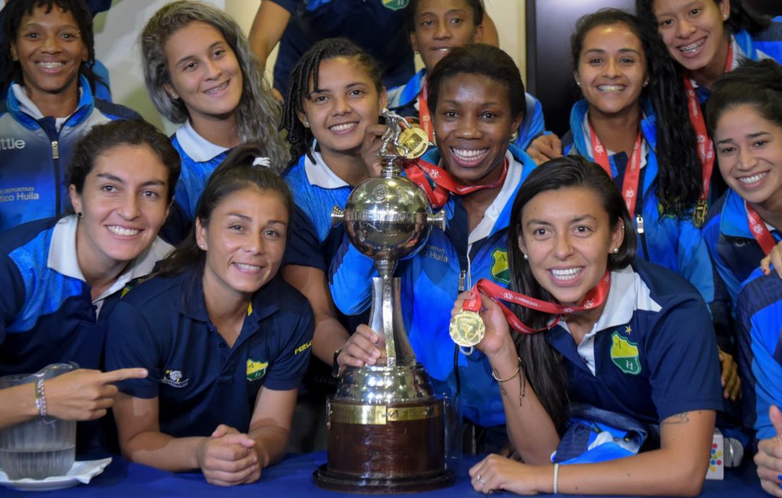 Las jugadoras del Atlético Huila posaron con el trofeo de la Copa Libertadores femenina a su llegada a Bogotá el 4 de diciembre de 2018.