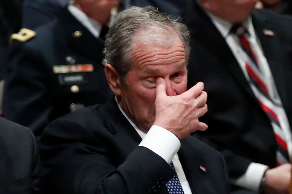 El expresidente Bush "parecía fortalecerse a sí mismo con la ayuda de respiraciones profundas durante todo el servicio, antes de soltar un sollozo" (Alex Brandon - Pool/Getty Images).