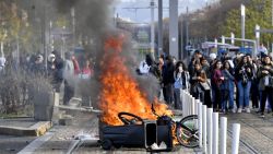 CNNE 594248 - gobierno frances anula la tasa de los carburantes para que cesen las protestas