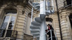 CNNE 594257 - ¿cuanto cuesta una seccion de la escalera de la torre eiffel?