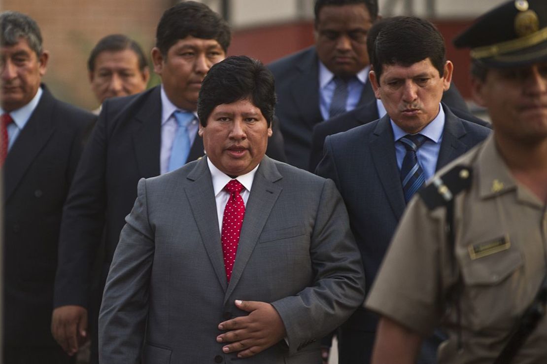 Edwin Oviedo, en el centro, es el presidente de la Federación Peruana de Fútbol. (ERNESTO BENAVIDES/AFP/Getty Images) Oviedo es investigado por el presunto delito de tráfico de influencias pues según testigos entrevistados por las autoridades judiciales, publicada en un documento judicial, le pagaba tres mil soles mensuales (casi 900 dólares) al suspendido juez del Supremo, César Hinostroza, para que lo beneficiara en un caso de lavado de activos que se llevaba en su contra.