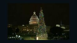 CNNE 594687 - se encienden las luces del arbol de navidad del capitolio