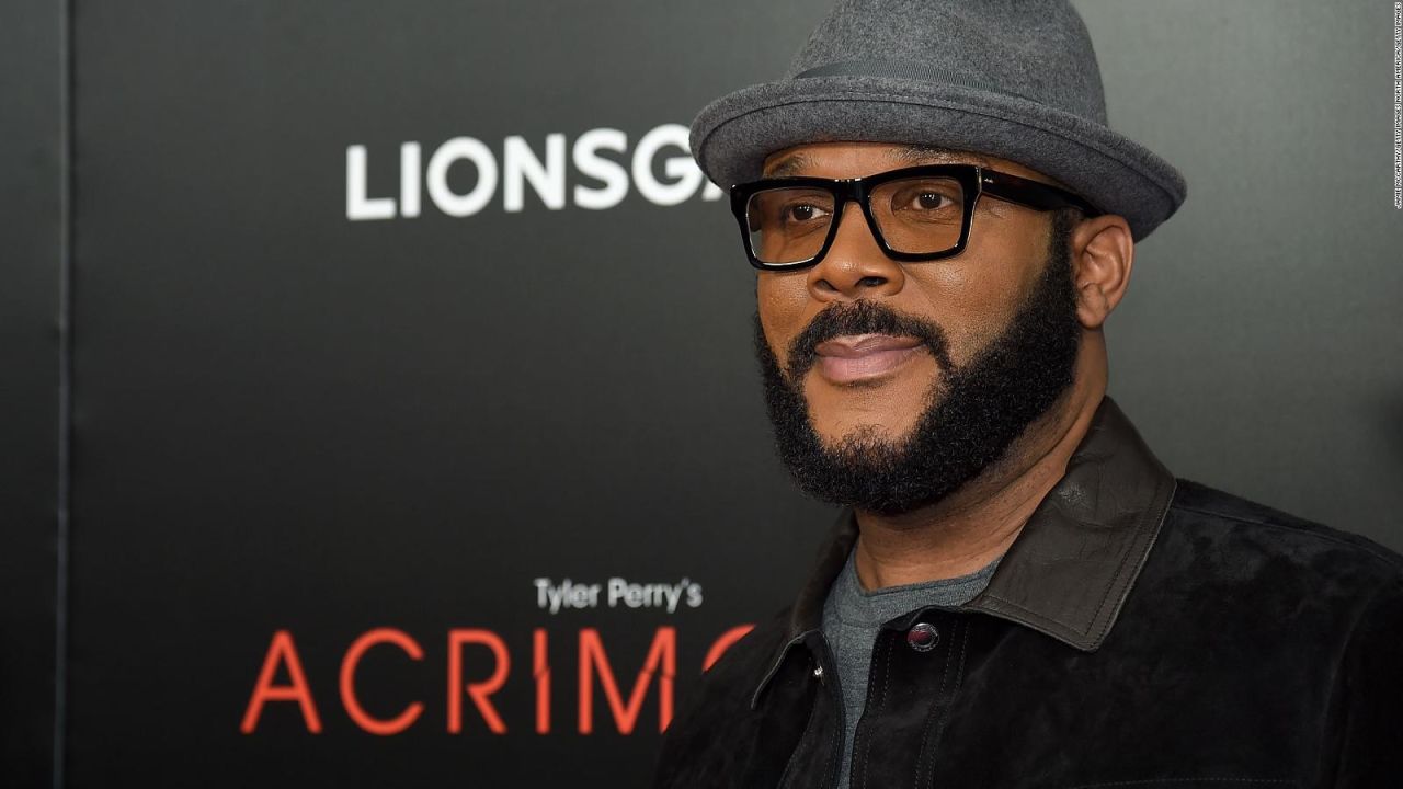 CNNE 594905 - tyler perry da un generoso regalo de navidad