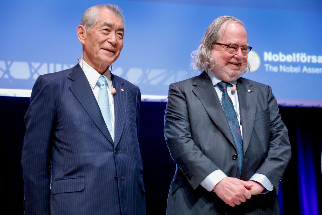 El científico japonés Tasuku Honjo (izquierda) y su colega estadounidense James P Allison (derecha) posan después de sus conferencias Nobel en el Instituto Karolinska en Solna, en las afueras de Estocolmo, Suecia.