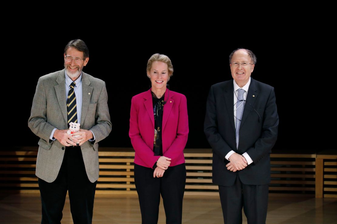 George P. Smith, Frances H. Arnold y Gregory P. Winter, ganadores del Premio Nobel de Química posan en el escenario después de sus conferencias Nobel.