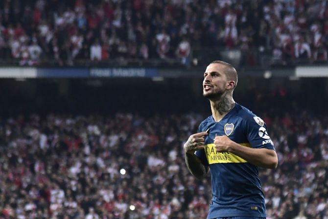 Benedetto celebra su gol mirando a la afición en eel Santiago Bernabéu.