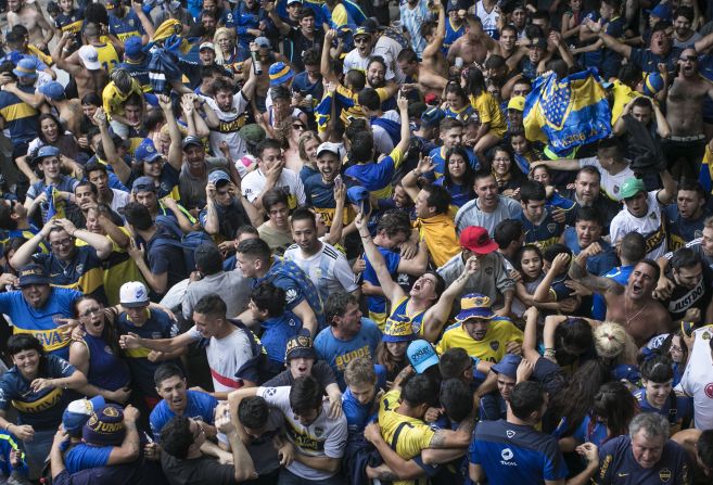 Hinchas de Boca Juniors en el barrio La Boca celebran el gol de Benedetto.