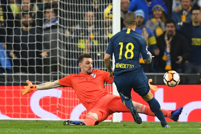 El momento en que Darío Benedetto de Boca Juniors le anota el gol a Franco Armani.