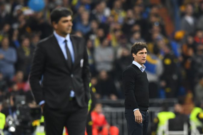 El técnico encargado de River, Matías Biscay (fuera de foco) y el asistente técnico de Boca, Gustavo Barros Schelotto, hermano del técnico Guillermo.