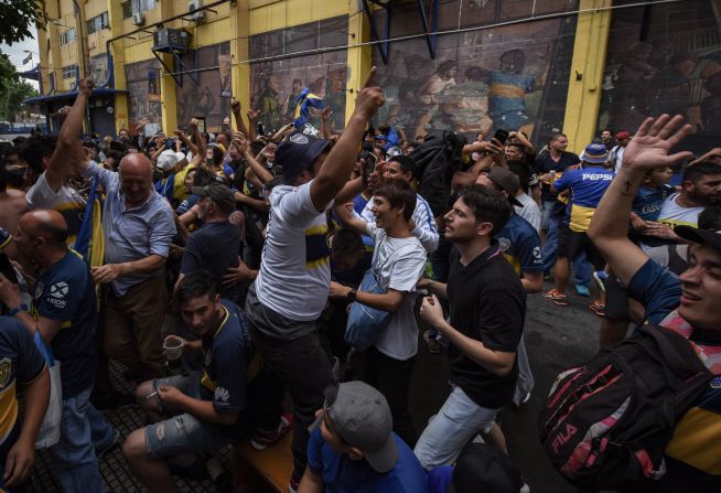 Loas aficionados xeneizes celebran el gol de Benedetto.