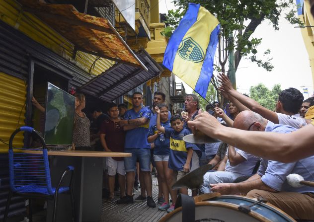 Hinchas de Boca en La Boca ven la final por televisión.