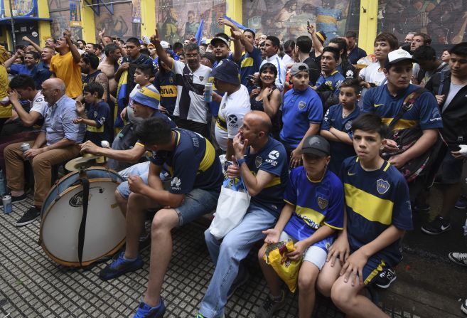 Hinchas de Boca ven el partido en Buenos Aires.