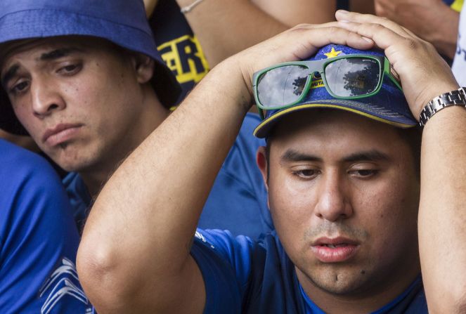 Hinchas de Boca ven el partido en Buenos Aires.