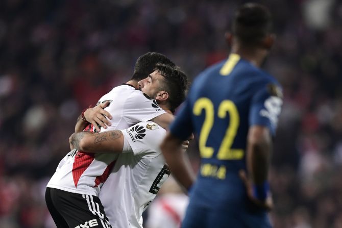 Lucas Pratto celebra con Ignacio Fernández.