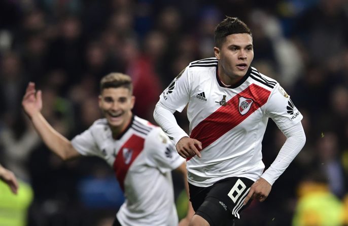 El colombiano Juan Fernando Quintero celebra el segundo gol de River.