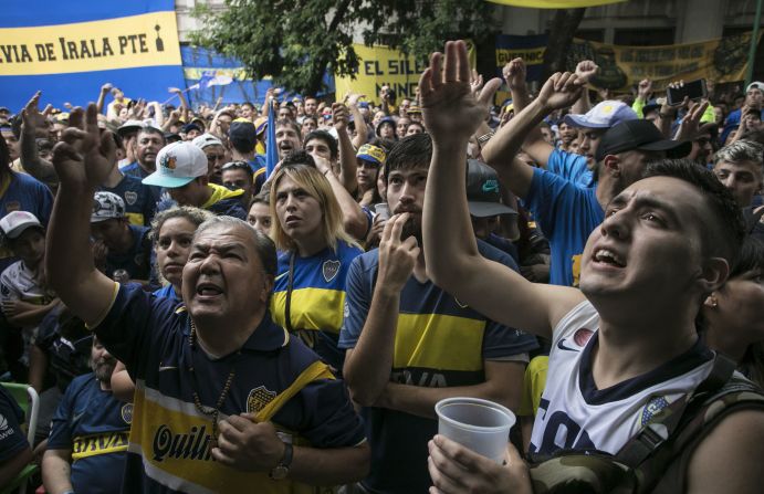 Los hinchas de Boca sufren durante el partido.