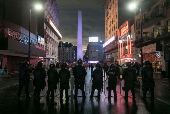 Policías antimotines vigilan la Plaza de la República durante los festejos de los aficionados de River Plate.