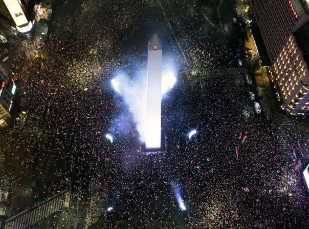 Una multitud de seguidores de River Plate rodeó el Obelisco de Buenos Aires, como parte de los festejos.