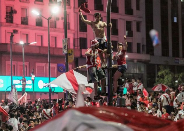 Seguidores de River Plate festejan en Buenos Aires tras el triunfo de su equipo ante Boca Juniors, en la final de la Copa Libertadores. RAGGIO ALBERTO/AFP/Getty Images)