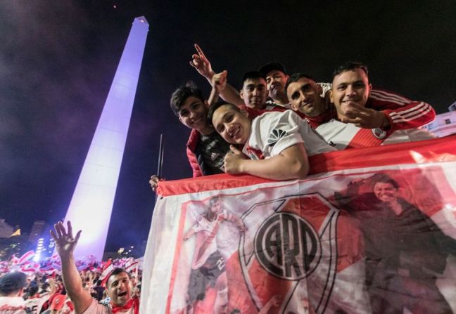 Fanáticos de River Plate celebraron en la Plaza de la República de Buenos Aires el triunfo de su equipo en la final de la Copa Libertadores ante Boca Juniors, jugada el domingo en Madrid, España.