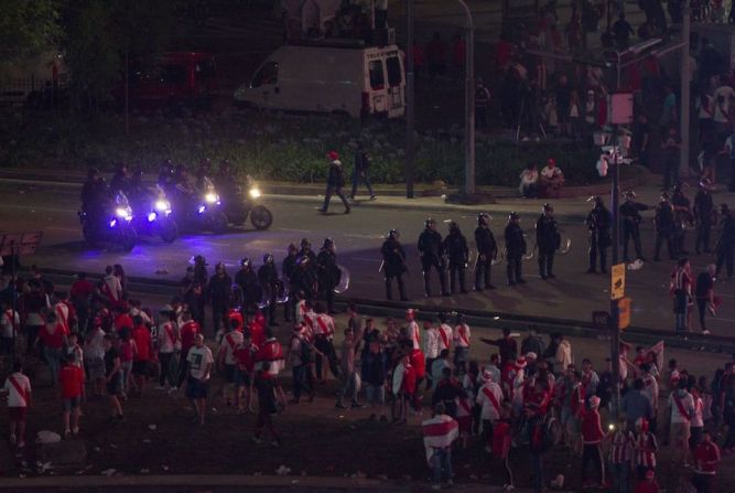 Policías antimotines dispersaron a los fanáticos de River Plate que festejaban en Plaza de la República en Buenos Aires, Argentina.