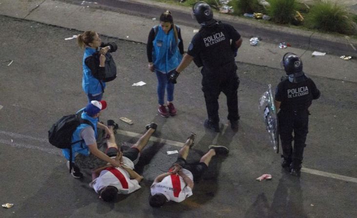 Fanáticos de River Plate son detenidos en Buenos Aires durante los festejos por el triunfo de la Copa Libertadores.