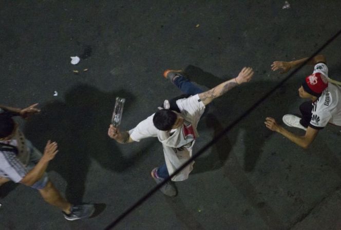 Un seguidor de River lanza una botella, presuntamente a la policía, tras la final de la Copa Libertadores.