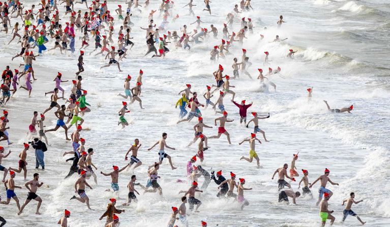 1 de enero - La gente corre hacia el Mar del Norte durante el buceo de Año Nuevo en Scheveningen, Países Bajos.