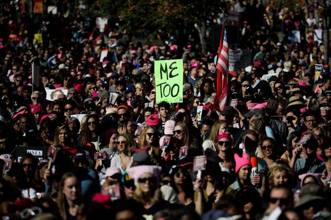 20 de enero - La gente se reúne en Grand Park para la Marcha de la Mujer en Los Ángeles. Un año después de que las mujeres tomaron las calles para protestar por la posesión del presidente de Estados Unidos, Donald Trump, los manifestantes se reunieron nuevamente en ciudades de todo el país y en todo el mundo. Las marchas de este año también tuvieron lugar al inicio del movimiento #MeToo, que ha arrojado luz sobre la conducta sexual inapropiada en una variedad de industrias.