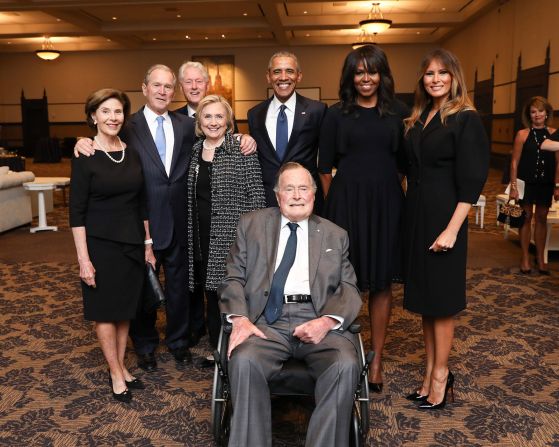 21 de abril — El expresidente George Bush, al frente, se une a otros expresidentes y exprimeras damas en la ceremonia fúnebre de su esposa, Barbara Bush. Detrás de Bush padre, de izquierda a derecha, están Laura Bush, George W. Bush, Bill Clinton, Hillary Clinton, Barack Obama, Michelle Obama y la actual primera dama Melania Trump, sin su esposo, el presidente Donald Trump.