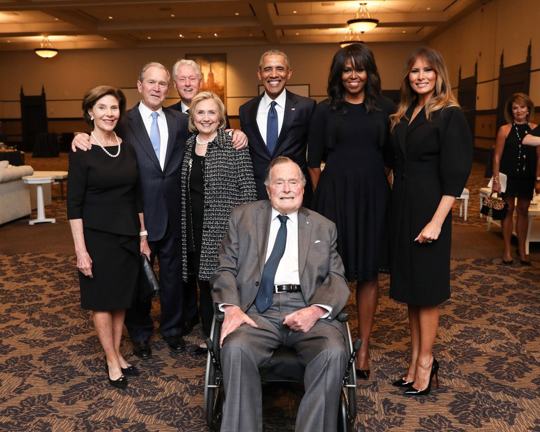 El expresidente George Bush, al frente, se une a otros expresidentes y exprimeras damas en la ceremonia fúnebre de su esposa, Barbara Bush. Detrás de Bush padre, de izquierda a derecha, están Laura Bush, George W. Bush, Bill Clinton, Hillary Clinton, Barack Obama, Michelle Obama y la actual primera dama Melania Trump, sin su esposo, el presidente Donald Trump.