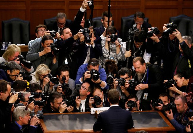 10 de abril — El presidente ejecutivo de Facebook, Mark Zuckerberg, aparece rodeado de fotógrafos cuando llega a testificar en una audiencia conjunta de los comités Judicial y de Comercio del Senado. Zuckerberg estaba en el centro de la polémica por un escándalo de datos que involucraba a la red social, y se disculpó ante los miembros del Congreso. Dijo que Facebook podría haber hecho más para proteger la privacidad de sus usuarios.