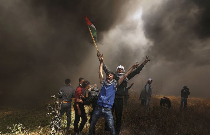 6 de abril — Manifestantes de Palestina gritan durante enfrentamientos con tropas israelíes cerca de la frontera entre Israel y Gaza. Las fuerzas israelíes dispararon contra los palestinos que intentaban atravesar la valla fronteriza, dijo el ejército israelí, una semana después de que la violencia desembocara en el día más sangriento de Gaza desde 2014. Ese día, según las autoridades israelíes, decenas de miles de manifestantes palestinos marcharon hacia la valla fronteriza durante las protestas, en la llamada Marcha del Retorno. El objetivo de esas protestas, dicen los palestinos, era cruzar y regresar a sus tierras, que se convirtieron en parte de Israel hace siete décadas.