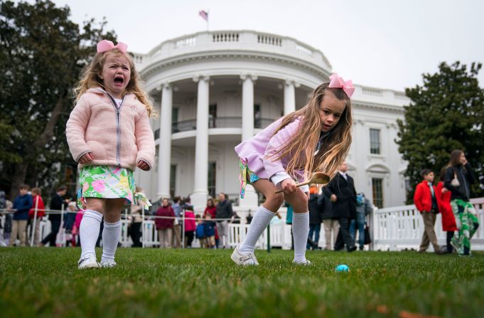 2 de abril — Victoria Ewer llora mientras su hermana mayor, Elle, corre hacia la línea de meta durante el evento anual de los Huevos de Pascua en la Casa Blanca.