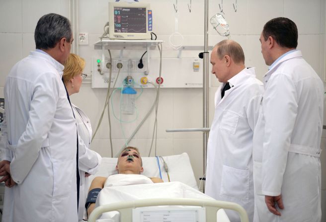 Marzo 27 — El presidente de Rusia, Vladimir Putin, segundo desde la derecha, visitó a una persona que resultó herida en un incendio en un centro comercial el 25 de marzo. Las autoridades dijeron que 64 personas murieron en el incendio de la ciudad siberiana de Kemerovo. Putin culpó por el incendio a la “negligencia criminal" y prometió que se castigaría a los responsables.