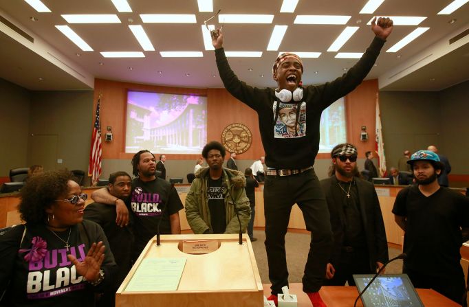 27 de marzo — Stevante Clark se para en un escritorio mientras grita el nombre de su hermano en una reunión del Concejo Municipal en Sacramento, California. Stephon Clark, de 22 años, recibió un disparo mortal de la policía. Los agentes lo persiguieron por una llamada en la que alertaban que un hombre estaba rompiendo las ventanas de un automóvil. Los agentes dijeron que pensaban que tenía un arma, pero al final solo se encontró su teléfono móvil en la escena. Su muerte provocó protestas en la ciudad.