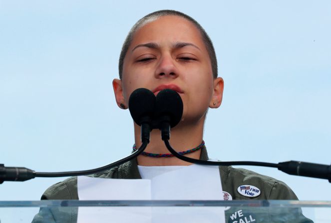 21 de marzo — Emma González, sobreviviente del tiroteo en la escuela secundaria de Parkland, Florida, lloró al hablar durante la Marcha por Nuestras Vidas, una protesta en Washington que pidió una legislación más estricta para el control de armas. González permaneció en el escenario durante el tiempo que duró el tiroteo: “Seis minutos y unos 20 segundos", dijo. "En poco más de seis minutos, nos quitaron a 17 de nuestros amigos, 15 quedaron heridos y todos en la comunidad de Douglas se vieron afectados para siempre".