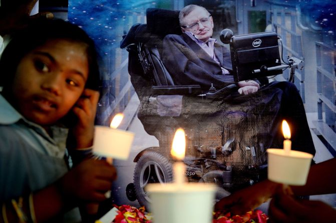 15 de marzo — Niños con discapacidades físicas participaron en un evento en Chennai, India, para recordar al físico británico Stephen Hawking, que murió el día anterior a los 76 años.