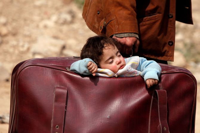 15 de marzo — Un niño duerme en un maletín en la aldea siria de Beit Sawa.