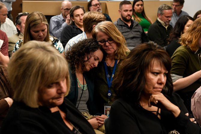 14 de marzo — Noelle Philipps, al centro a la derecha, consuela a la periodista Elizabeth Hernández mientras se anunciaban despidos en la sala de prensa del Denver Post. La editora Lee Ann Colacioppo anunció que 30 empleados de la redacción serían despedidos antes de abril. En ese momento, el periódico contaba con unos 100 empleados en esa área.