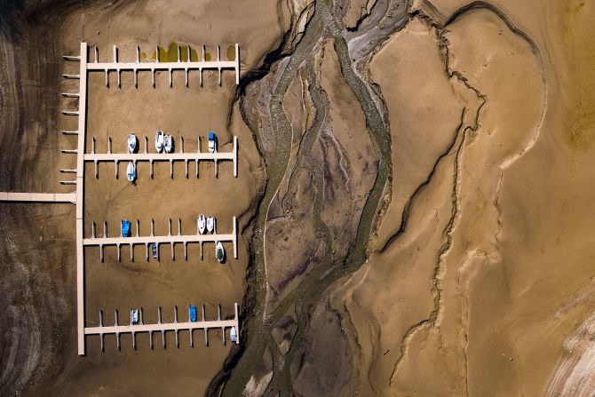 14 de marzo — En esta foto se ven barcos varados en una orilla seca del lago de Gruyere, en Suiza. El nivel del agua del depósito artificial se estaba reduciendo para dejar espacio a la nieve derretida que pronto llegaría de las montañas circundantes.