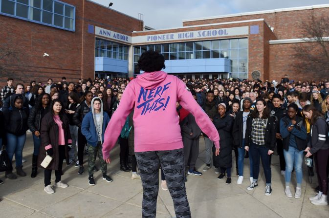 14 de marzo — Kayla Ford da un discurso a sus compañeros mientras participan en una huelga en el Pioneer High School en Ann Arbor, Michigan. Estudiantes de todo Estados Unidos marcharon para pedir un alto a la violencia con armas de fuego. Los manifestantes pidieron leyes de armas más estrictas, y también recordaron a las 17 víctimas que perdieron la vida en Parkland, Florida, en un tiroteo escolar.