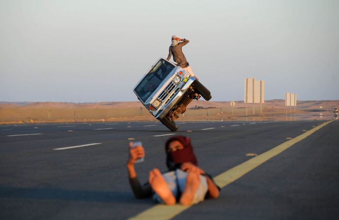 11 de marzo — Un joven se toma una selfie en Tabuk, Arabia Saudita, mientras otros realizan una maniobra conocida como "derrapado de costado".