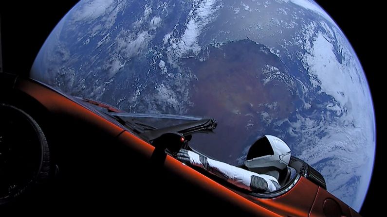 6 de febrero - Un maniquí en un traje espacial al volante del auto deportivo rojo Tesla de Elon Musk flota en el espacio. El coche se lanzó al espacio a bordo del Falcon Heavy, un nuevo y masivo cohete propiedad de la firma pionera de cohetes Musk, SpaceX.